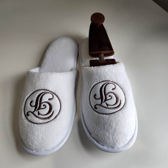 Disney Grand Floridian Resort & Spa White Slippers with GF Logo NEW - Picture 3 of 6